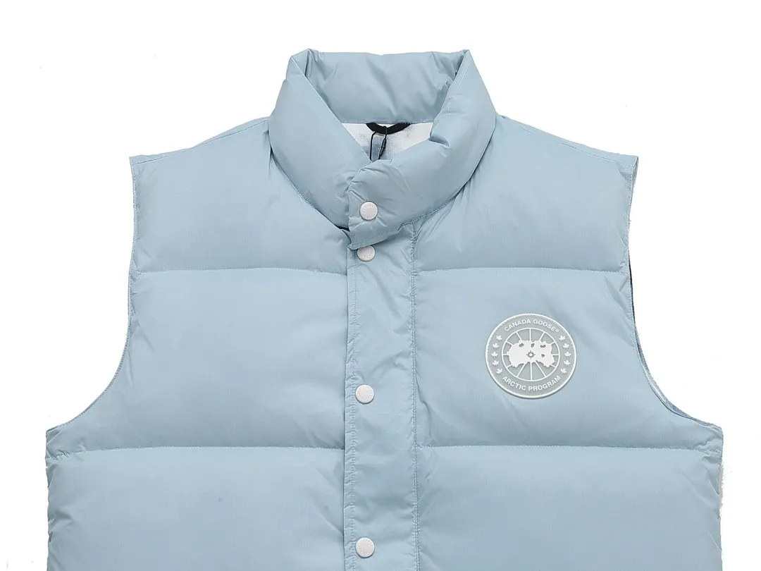 P480 Aqua Blue] Canadagoose/Canada Goose White Label Glacier Down Vest Canada Goose's new "Northern Lights Series" down vest Canada Goose's new "Northern Lights" Northern Lights White Label Down Vest is on sale! The light and layered colors give people the feeling of being trapped in the mist around icebergs and glaciers. It can be said to be very dreamy! Original YKK zipper, Size:XS-XXL